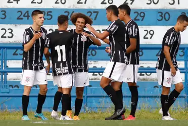 Jogadores do Corinthians comemorando gol na Copinha