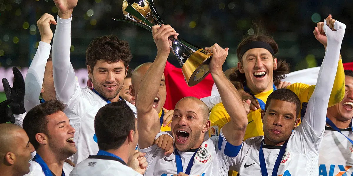 Jogadores do Timão celebram conquista do Mundial em 2012