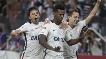 Romero, Jô e Rodriguinho comemoram gol do Timão
