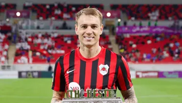 Roger Guedes recebendo o prêmio de 'Craque da Partida'. Foto: Instagram