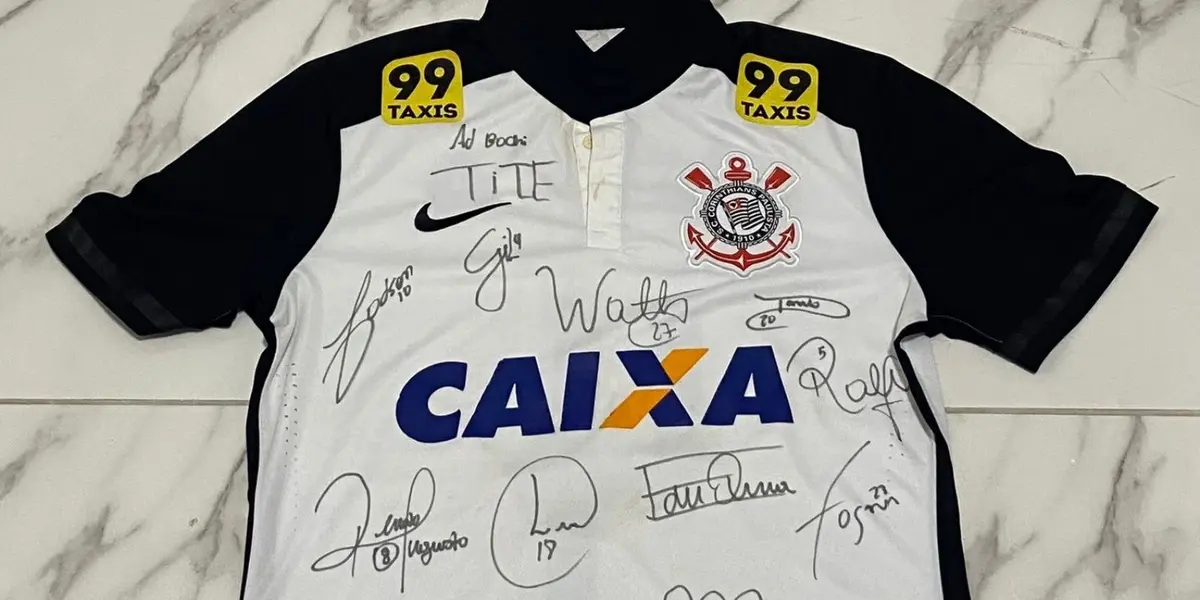 Camisa dos campeões brasileiros de 2015 tem mais de 15 autógrafos 