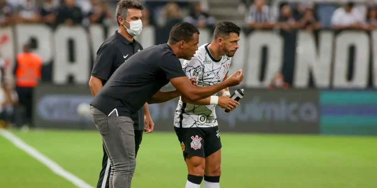 Corinthians perdeu para o Argentino Juniors na última quarta-feira por 1 a 0 e situação de Fernando Lázaro vem se estreitando no timão