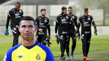 Cristiano Ronaldo com goleiros do Timão ao fundo