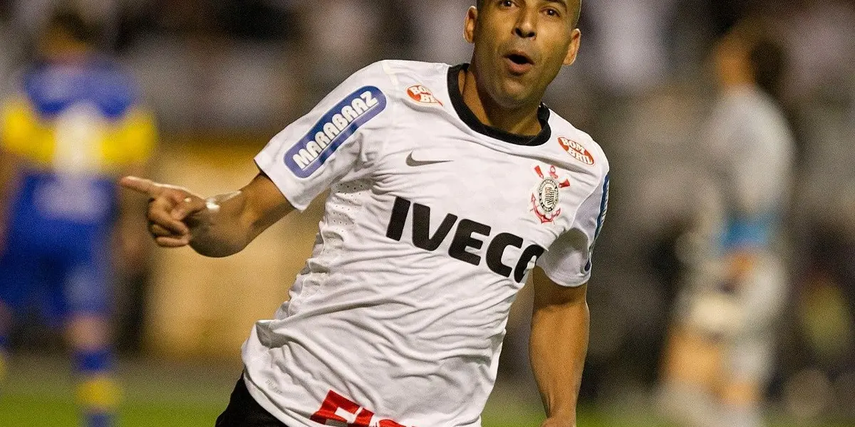 Emerson Sheik foi um dos destaques autor dos gols decisivos no título da Libertadores, em 2012