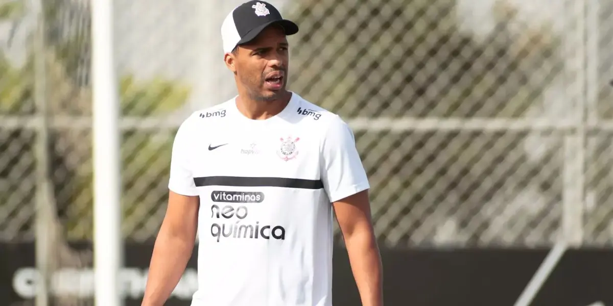 Fernando Lázaro vai estrear como técnico principal diante do RB Bragantino