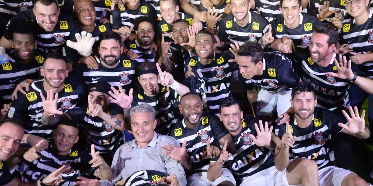 Jogadores comemoram conquista do Brasileirão 2015