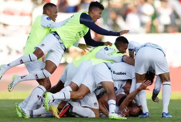 Jogadores da LDU celebram conquista da Sul-Americana