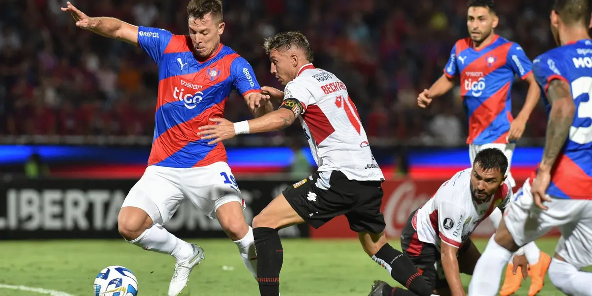 Jogadores do Cerro em disputa