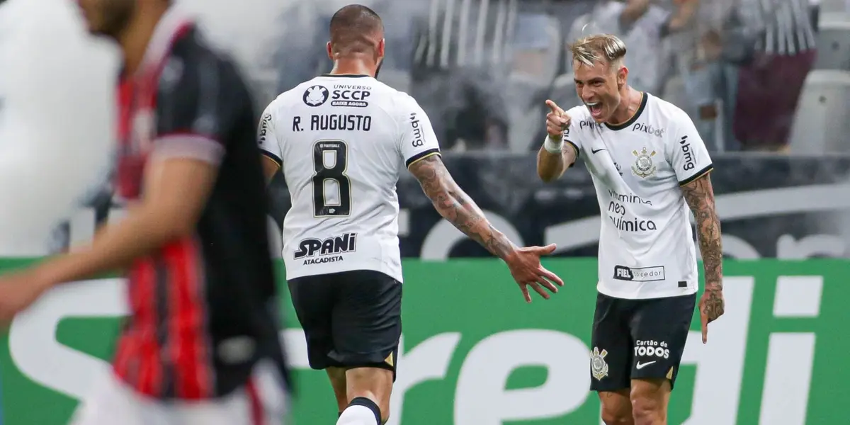 Jogadores do Corinthians comemoram durante partida