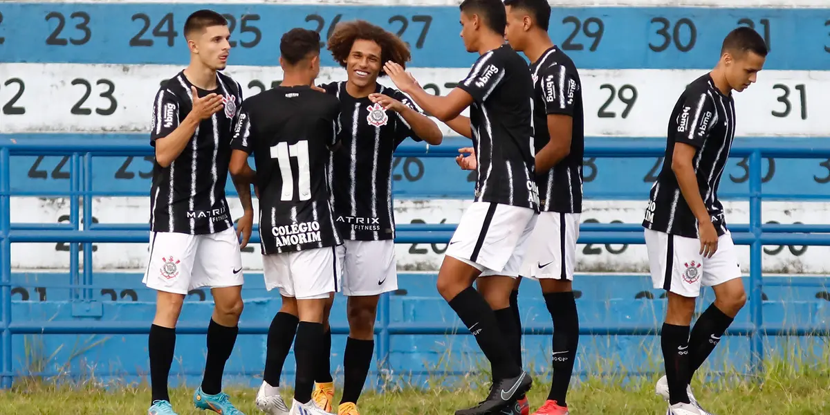 Jogadores do Corinthians comemorando gol na Copinha