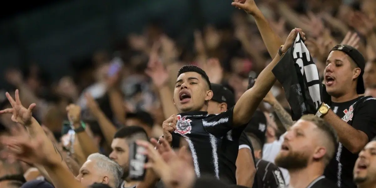 Mesmo sem brigar por muita coisa na última rodada, torcida faz linda festa