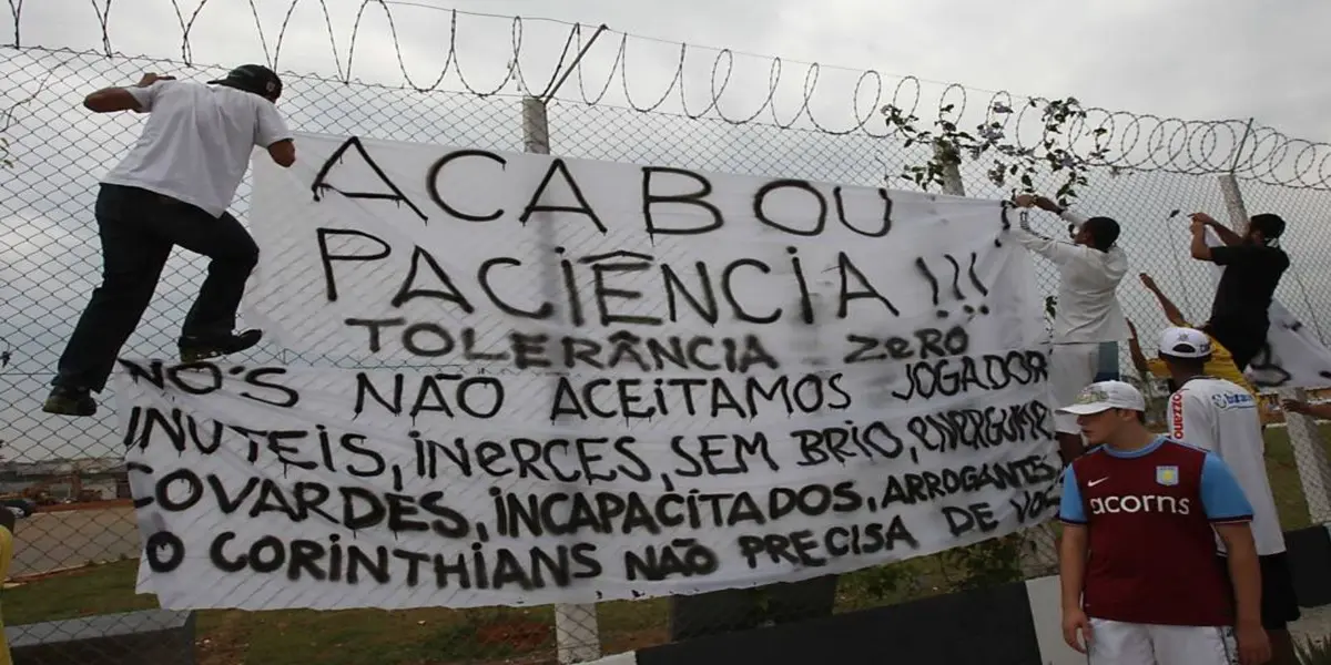 Não é misteiro para nínguem que a torcida do Corinthins é uma das mais loucas que existem, tanto que levam o nome de bando de louco