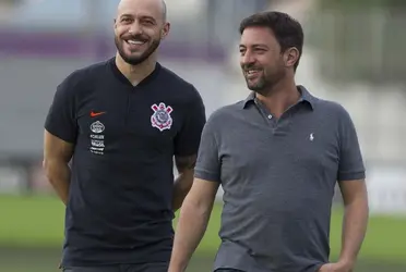 O ex-jogador desmentiu algumas notícias falsas e revelou o andamento sobre a possível permanência do defensor no Corinthians