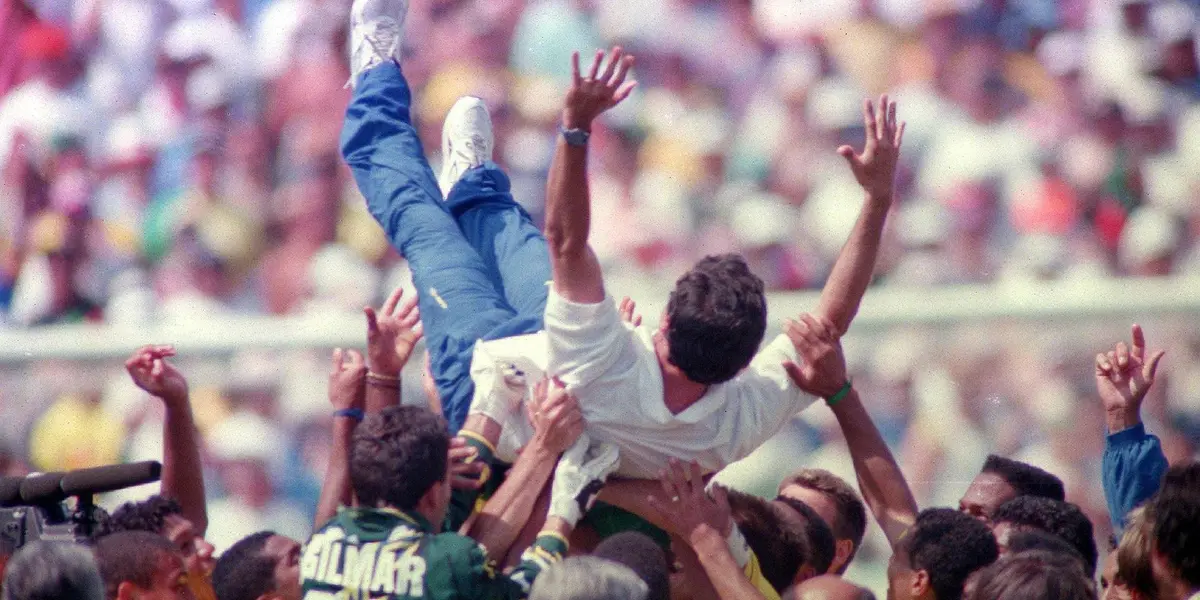 Parreira aclamado pelos jogadores na conquista do tetra