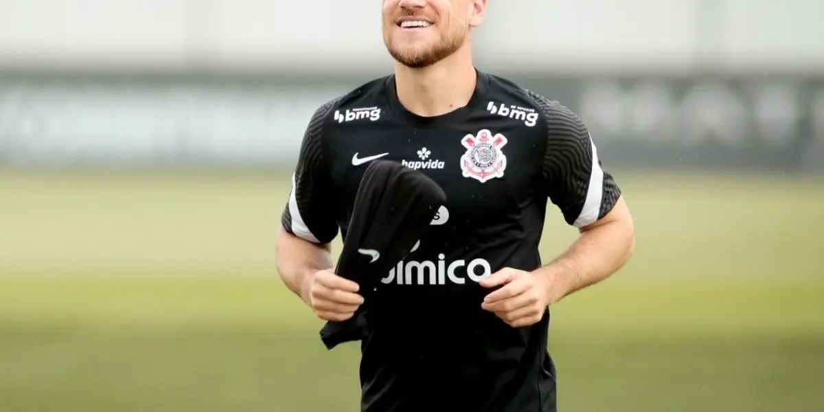 Ramiro e Fagner não vivem bom momento com a torcida corintiana, mas foram elogiados por Vitor Pereira 