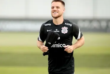 Ramiro e Fagner não vivem bom momento com a torcida corintiana, mas foram elogiados por Vitor Pereira 