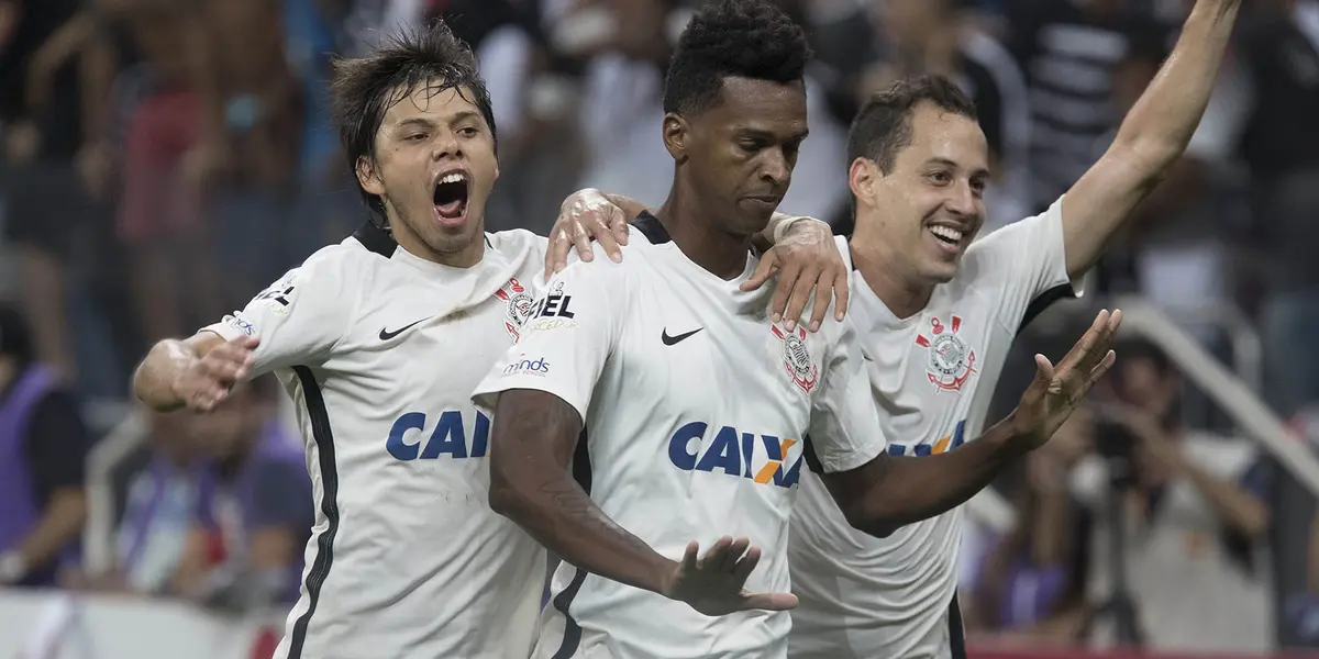 Romero, Jô e Rodriguinho comemoram gol do Timão