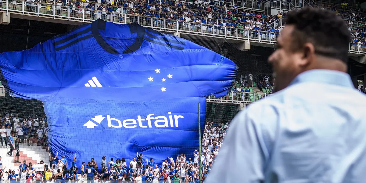 Ronaldo contempla torcida do Cruzeiro