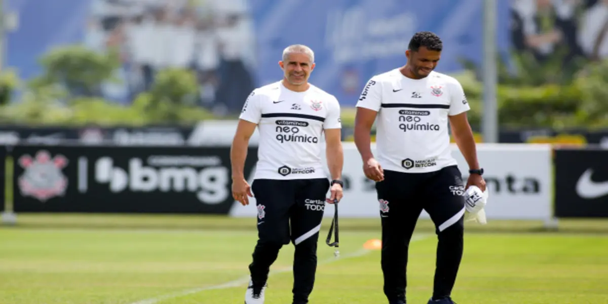 Sylvinho e Lázaro durante passagem pelo Corinthians